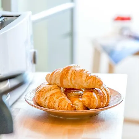 公寓 Renovated Sunny With Amazing Sunset Balcony , By Timecooler *